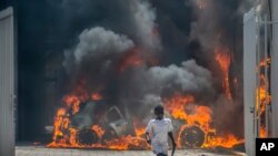 Dife nan lari Pòtoprens pandan yon manifestasyon anti gouvènmantal nan dat 17 mas 2021.