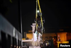 A construction crew works to remove a monument of Confederate General P.G.T. Beauregard in New Orleans on May 17, 2017.