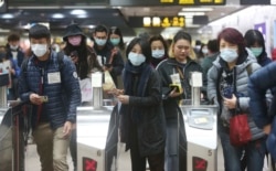 在台北一捷运站里戴着口罩的台湾民众。（2020年1月28日）