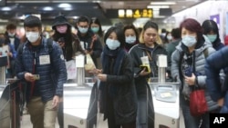 People wearing masks at a Taipei MRT station (January 28, 2020)