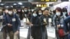 Des gens portent des masques dans une station de métro de Taipei, Taiwan, le 28 janvier 2020.