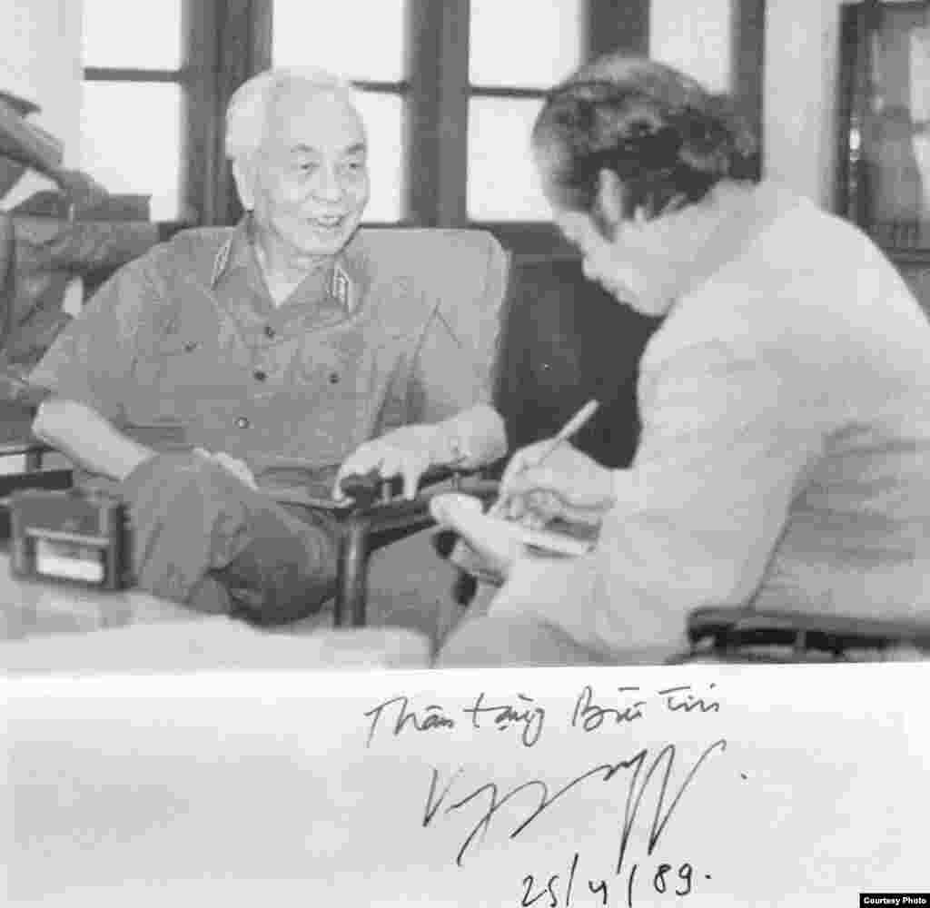 Đại Tướng Võ Nguyên Giáp và nhà báo quân đội Bùi Tín.
