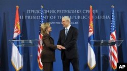 US Secretary of State Hillary Rodham Clinton (l) and Serbian President Boris Tadic shake hands after their meeting in Belgrade, 12 Oct 2010