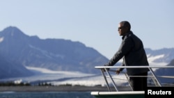 美国总统奥巴马乘船游览阿拉斯加的国家公园（2015年9月1日）