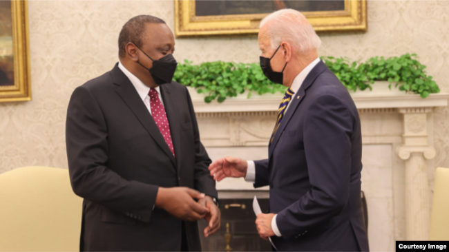Joe Biden et Uhuru Kenyatta à la Maison Blanche, le 14 octobre 2021.