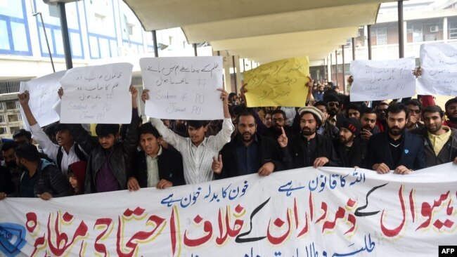 سال 2018 میں ساہیوال کے قریب ایک خاتون اور بچی سمیت چار افراد کو ہلاک کر دیا گیا تھا۔ جب کہ دو معصوم بچے اس سانحہ میں بچ گئے تھے۔ (فائل فوٹو)