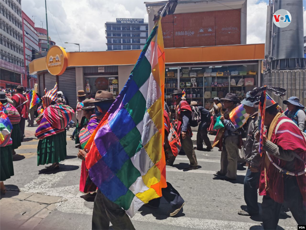 Un sector de la población paceña de diferentes mercados llegan al centro de la capital boliviana para pedir paz. 