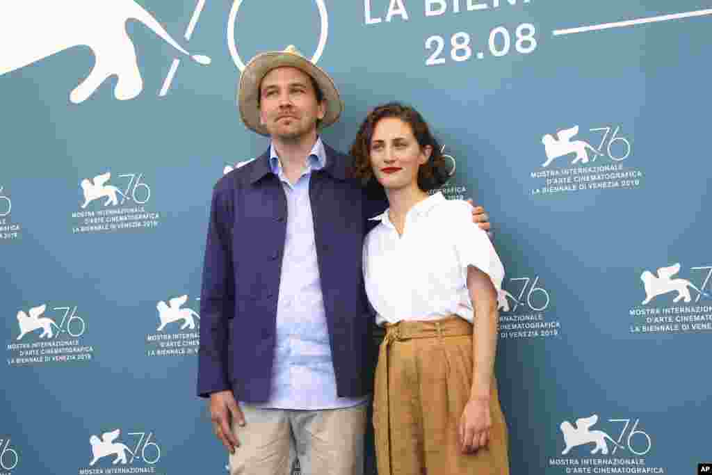 اندرس هل&zwnj;استورم (چپ) و تاتیانا دلائونای بازیگران فیلم &laquo;دربارهٔ پایان&zwnj;ناپذیری&raquo; که محصول سوئد است و این فیلم ژانر درام در فستیوال فیلم ونیز اکران شده است.&nbsp;