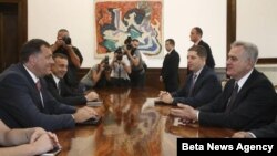 Predsednik Srbije Tomislav Nikolić (D) i predsednik Republike Srpske Milorad Dodik razgovaraju tokom današnjeg susreta u Beogradu