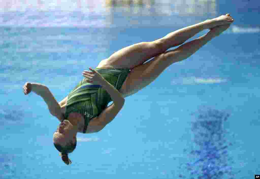 حواشی مسابقات جهانی شنا در کره جنوبی - سارا باکون ورزشکار آمریکایی در اجرای شیرجه.