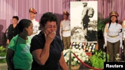 Los asistentes al tributo pasaban frente a un altar en el memorial al héroe José Martí que exhibía un retrato de Fidel Castro con uniforme verde olivo.