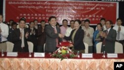 ທ່ານນາງ ສິງຄໍາ ພົງສະຫວັນ (ຂວາ) ຮອງເຈົ້າແຂວງ ແຂວງວຽງຈັນ ລົງນາມໃນບັນທຶກຄວາມ
ເຂົ້າໃຈຮ່ວມກັນກັບທ່ານຫຍຸນ ເຊັງຮຸຍ (ຊ້າຍ) ປະທານກຸ່ມບໍລິສັດອານຮຸຍກໍ່ສ້າງ ແລະອອກແບບ
ຈໍາກັດ ຈາກຈີນ ເມື່ອບໍ່ນານມານີ້