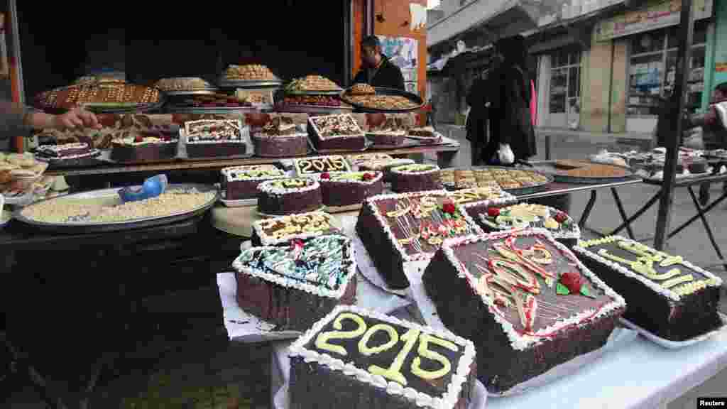 Des gâteaux de Nouvel An étalés à l&#39;extérieur d&#39;une boutique dans le quartier de Cheikh Maksoud d&#39;Alep, en Syrie, le 31 décembre 2014.