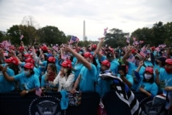 Para pendukung Presiden AS Donald Trump menghadiri kampanye di South Lawn Gedung Putih, Washington, Sabtu, 10 Oktober 2020. (Foto: Reuters)