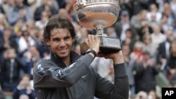 Rafael Nadal dengan trophy Perancis Terbuka (foto: dok). Nadal menjadi favorit meraih gelarnya yang ke-9 di Rolland Garros tahun ini. 