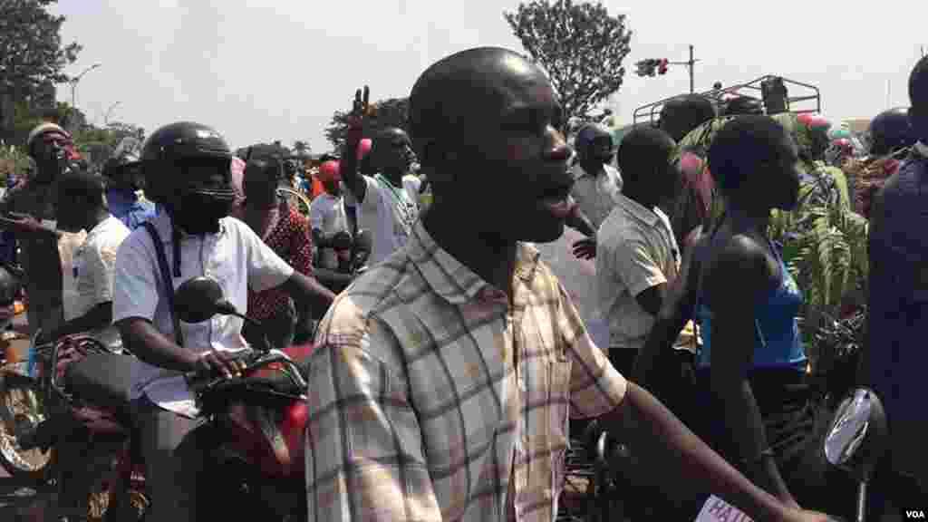 Une manifestation des partisans de Kizza Besigye dispersée par la police à Kampala, Ouganda, 15 février 2016. &nbsp;