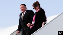 Državni sekretar Majk Pompeo sa suprugom Suzan izlazi iz aviona u Pragu u Češkoj, na početku svoje evropske turnejee, 11. avgusta 2020. (Foto: AP)