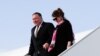Državni sekretar SAD Mike Pompeo sa suprugom Susan izlazi iz aviona u Pragu, Češka Republika, na početku svoje evropske ture, 11. avgusta 2020.