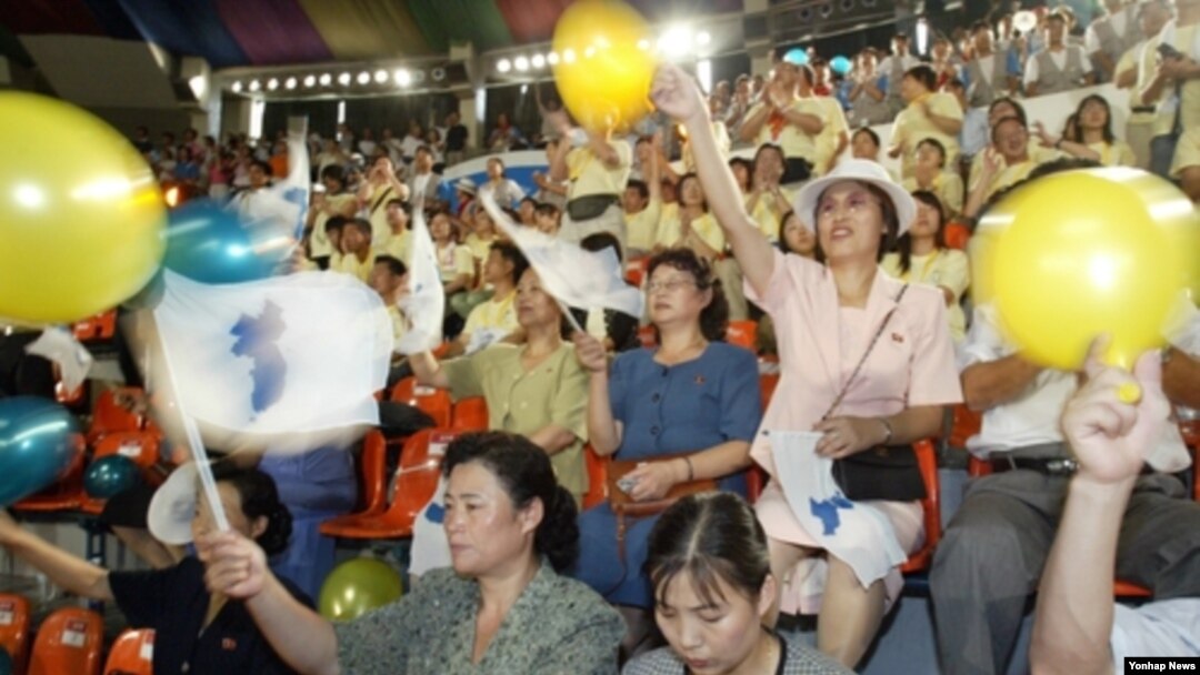 광복 60주년인 지난 2005년 8월15일 서울 장충체육관에서 체육오락경기에 참가한 북측대표단이 한반도기와 풍선을 흔들며 응원을 하고 있다. (자료사진) 