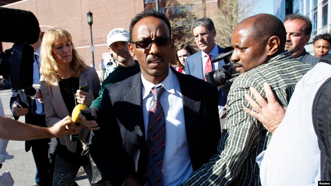 Pengacara DeRege Demissie, yang mewakili kliennya, Robel Phillipos, dikerumuni oleh media di Boston, Massachusetts (1/5). 