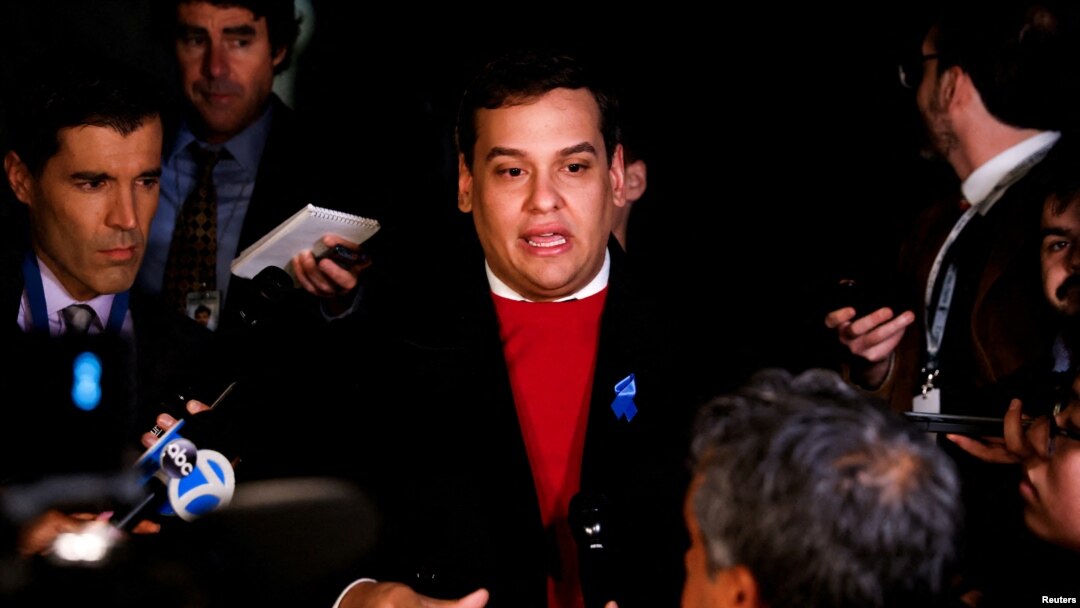 Džordž Santos se obraća medijima nakon što su njegove kolege iz Kongresa glasale da ga ne izbace iz Predstavničkog doma. (Foto: Rojters/Julia Nikhinson)