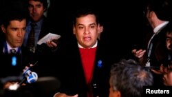 George Santos se obraća medijima nakon što su njegove kolege iz Kongresa glasale da ga ne izbace iz Predstavničkog doma. (Foto: Rojters/Julia Nikhinson)