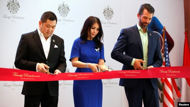 Pemimpin MNC Group, Hary Tanoesoedibjo, dan istrinya, Liliana Tanaja Tanoesoedibjo, dan Wakil President Eksekutif Trump Organization, Donald J. Trump, menggunting pita dalam acara pra peluncuran Trump Residences di Jakarta, 13 Agustus 2019. (Foto: Willy Kurniawan/Reuters)