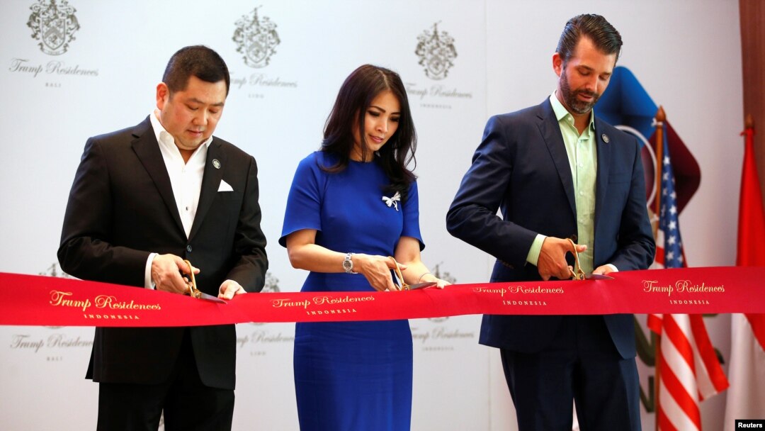 Pemimpin MNC Group, Hary Tanoesoedibjo, dan istrinya, Liliana Tanaja Tanoesoedibjo, dan Wakil President Eksekutif Trump Organization, Donald J. Trump, berisap menggunting pita dalam acara pra peluncuran Trump Residences di Jakarta, Selasa, 13 Agustus 2019