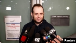 Joshua Boyle berbicara pada wartawan setelah tiba bersama istri dan ketiga anaknya di bandara internasional Toronto Pearson, hampir lima tahun setelah ia dan istrinya diculik di Afghanistan pada tahun 2012 oleh jaringan aliansi Taliban, Haqqani, di Toronto, Ontario, 13 Oktober 2017.