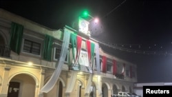 Un vehículo de patrulla policial está estacionado fuera del palacio municipal mientras el huracán John toca tierra en Santiago Jamiltepec, estado de Oaxaca, México, 23 de septiembre de 2024. REUTERS