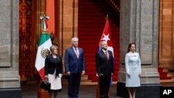 El presidente de México, Andrés Manuel López Obrador, y su esposa, Beatriz Gutiérrez Muller, y el presidente de Cuba, Miguel Díaz-Canel, y su esposa, Lis Cuesta Peraza, asisten a una ceremonia oficial de bienvenida en el Palacio Nacional de la Ciudad de México, el jueves.