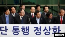 Members of the Association of Companies at Kaesong Industrial Complex look to their left during a news conference in Paju, north of Seoul, April 4, 2013.