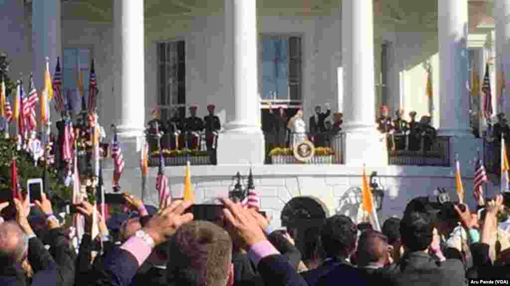 Papa Francis na Rais Barack Obama wakiwapungia wageni kwenye uwanja wa White House kabla ya kuanza mazungumzo yao ya faragha ndani ya afisi yake inayofahamika kama Oval Office, Sept. 23, 2015.