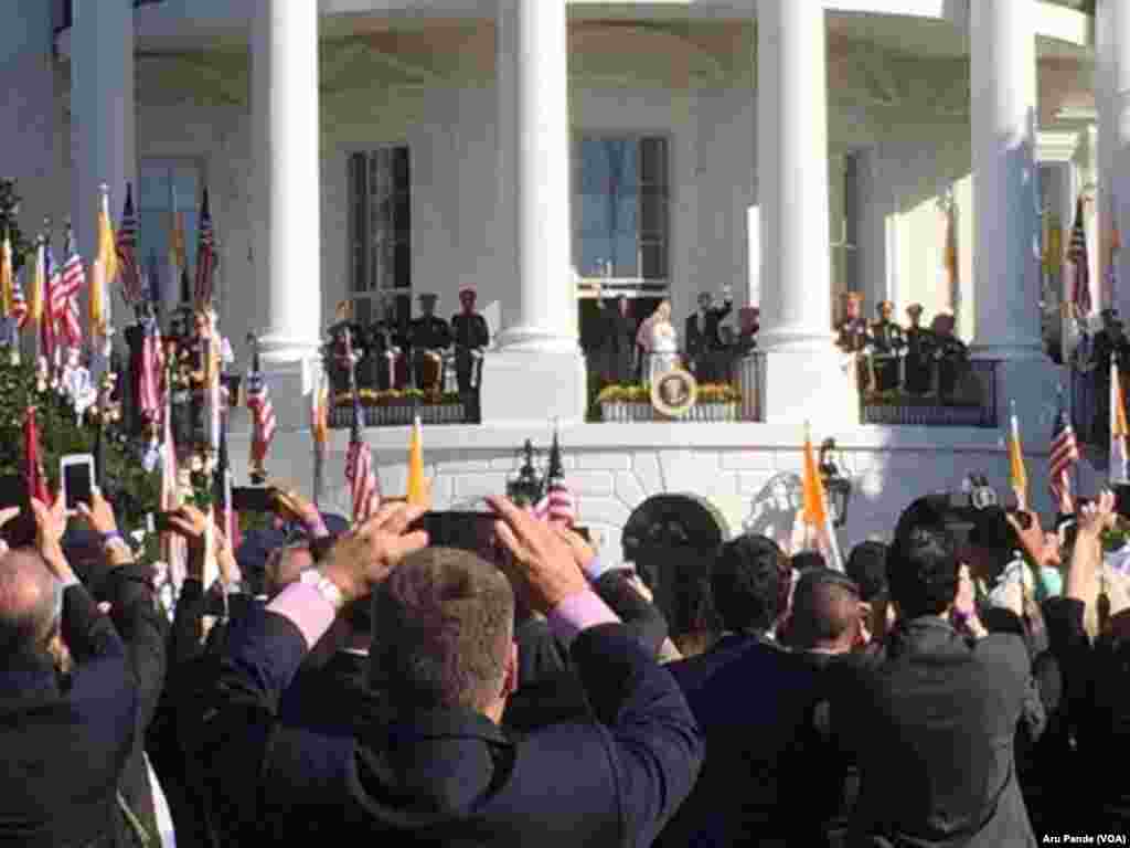 Pope Francis and President Barack Obama wave to onlookers before heading into a meeting in the Oval Office, Sept. 23, 2015.