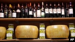 지난 3일 이탈리아 로마의 가게에 파마산 치즈와 와인이 진열돼 있다. 