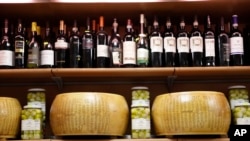 ABD, Avrupa Birliği'nden ithal şarap, peynir ve benzeri birçok gıdaya ek yüzde 25 gümrük vergisi uyguluyor. 