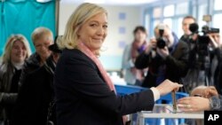 ທ່ານນາງ Marine Le Pen ຫົວໜ້າພັກນິຍົມຂວາຈັດ ຂອງຝຣັ່ງ ກຳລັງຈະປ່ອນບັດ ທີ່ເມືອງ Henin-Beaumont ໃນພາກເໜືອ
ຂອງຝຣັ່ງ, ວັນທີ 22 ມີນາ 2015