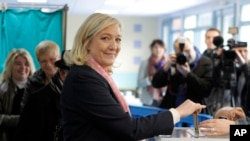 Milli Cəbhə partiyasının lideri Marine Le Pen seçkilərdə səs verir. Henin-Beaumont, şimali Francsa. 22 mart, 2015.