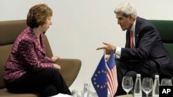 El secretario de Estado, John Kerry, con la jefa de la diplomacia europea, Catherine Ashton, en Vilnius, Lituania.