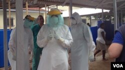 17일 서아프리카 시에라리온의 프리타운 동부 워터루에서 쿠바에서 파견온 에볼라 지원 의료팀이 훈련을 받고 있다.