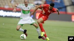 L'Algérien Mohamed Meftah, à gauche, joue contre le Tunisien Mohamed Amine Ben Amor, à droite, lors de la CAN 2017 au stade de Franceville, le 19 janvier 2017.