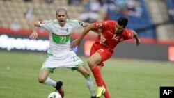 L'Algérien Mohamed Meftah, à gauche, joue contre le Tunisien Mohamed Amine Ben Amor, à droite, lors de la CAN 2017 au stade de Franceville, le 19 janvier 2017.