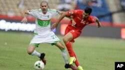 L'Algérien Mohamed Meftah, à gauche, joue contre le Tunisien Mohamed Amine Ben Amor, à droite, lors de la CAN 2017 au stade de Franceville, le 19 janvier 2017.