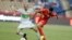 L'Algérien Mohamed Meftah, à gauche, joue contre le Tunisien Mohamed Amine Ben Amor, lors de la CAN 2017, Gabon, le 19 janvier 2017.