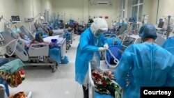 ရန်ကုန်တိုင်း မြောက်ဥက္ကလာပြည်သူ့ဆေးရုံကြီးမှာ ကိုဗစ်-၁၉ ရောဂါအထူးကြပ်မတ်ကုသဆောင် (ICU) မှာ ရောဂါပြင်းထန်စွာခံစားရနေသူများကို ကုသစောင့်ရှောက်ပေးနေတဲ့ ကျန်းမာရေးဝန်ထမ်းများ။ (ဓာတ်ပုံ -Ministry of Health and Sports, Myanmar - ဒီဇင်ဘာ ၂၄၊ ၂၀၂၀)