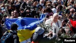 Papa Franja održao je misu pred oko 50.000 vernika na Trgu Svetog Petra u Vatikanu, a neki od vernika nosili su ukrajinsku zastavu