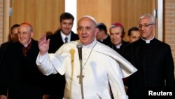 El papa Francisco se reunirá durante tres días a puerta cerrada con el Consejo de ocho cardenales para reformar la Curia.
