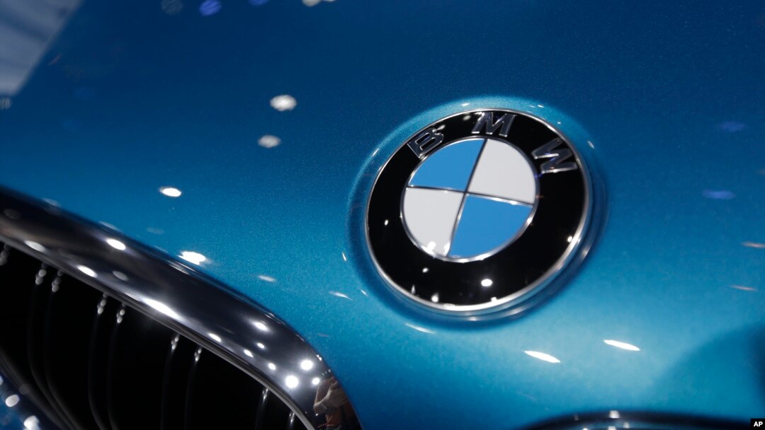 Logo BMW pada mobil seri X6 M di pameran mobil Los Angeles. (Foto: Dok)