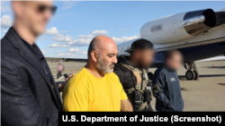 تصویر منتشر شده از سوی وزارت دادگستری آمریکا که رضا دیندار را در حالت بازداشت نشان می‌دهد