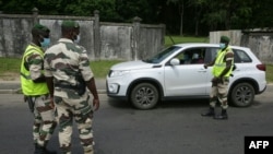 Une voiture stoppée à un checkpoint à Libreville, le 13 avril 2020. (Steeve Jordan/AFP)